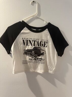 SHEIN Black & White Vintage Graphic Cropped Raglan Tee